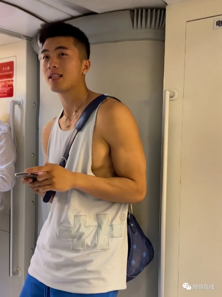 地铁抓拍 185CM 黑皮肌肉体育生，野生狼系帅哥长腿腹肌实力惊人！