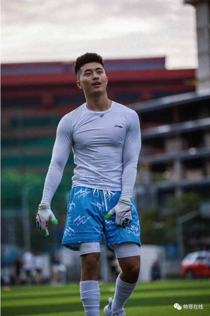 地铁抓拍 185CM 黑皮肌肉体育生，野生狼系帅哥长腿腹肌实力惊人！