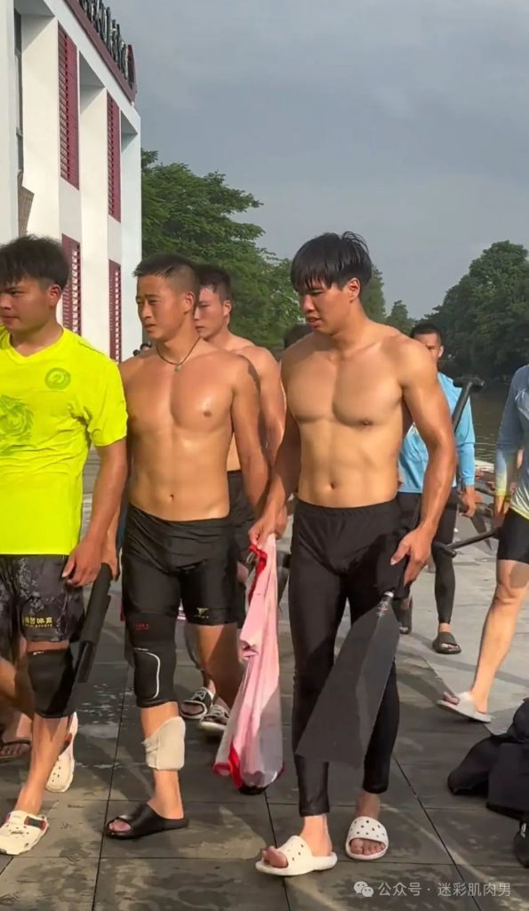 划龙舟穿紧身裤的运动男边走边脱？