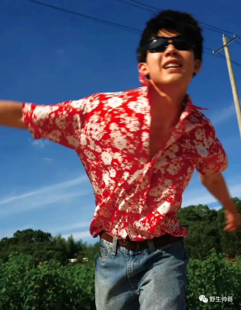 和体育生一起去玩水湿身，差点把班长的裤子扯掉啦