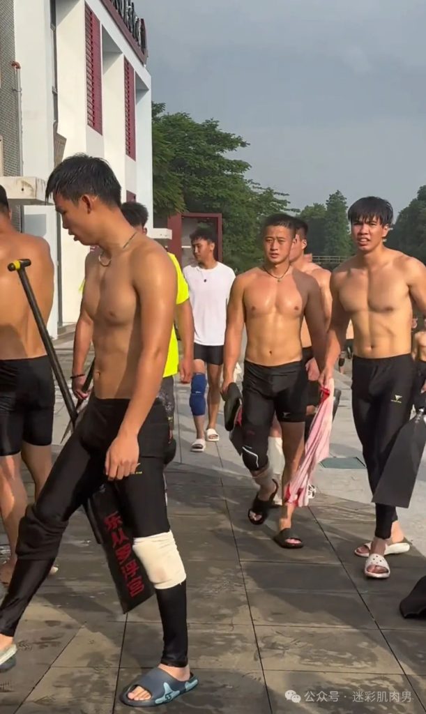划龙舟穿紧身裤的运动男边走边脱？