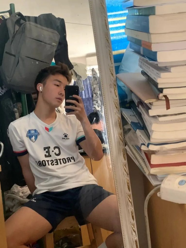 长沙这枚小哥哥穿运动裤自拍太可了，长的真大器
