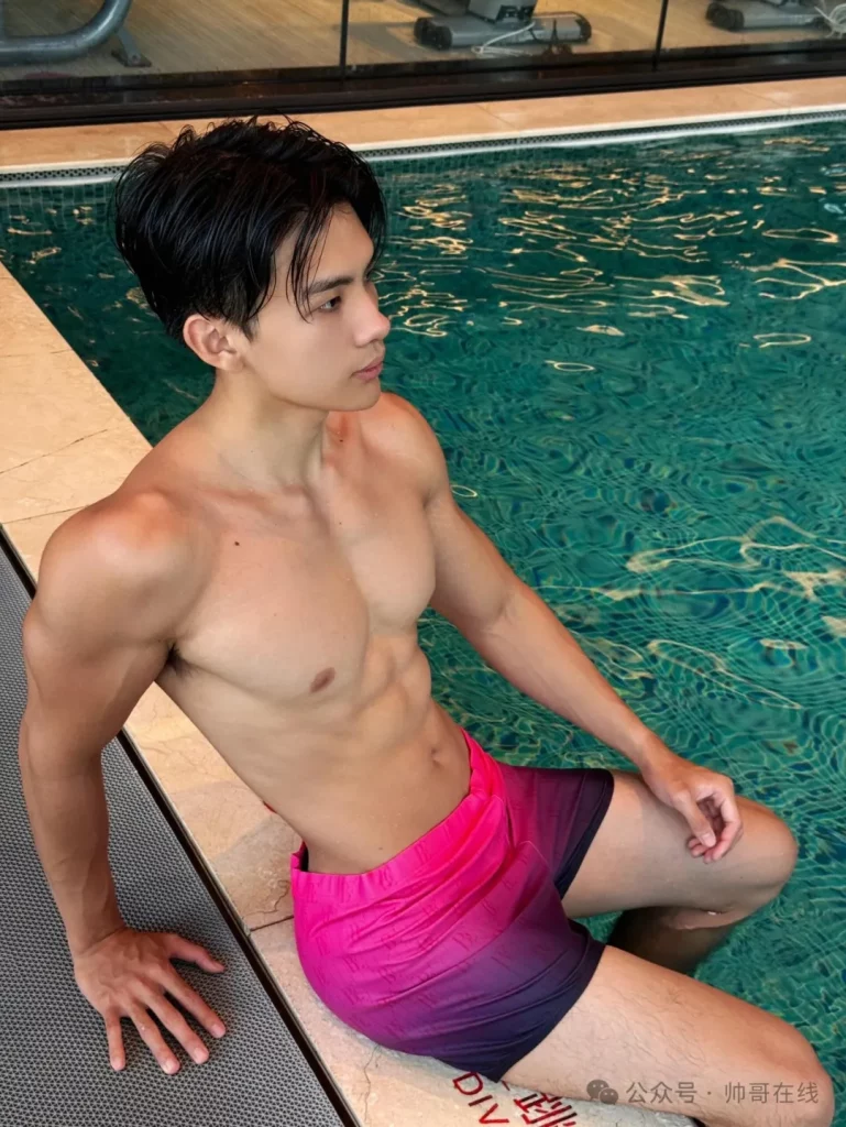 腹肌游泳体育生私教，童颜肌肉男菩萨也太有料了!