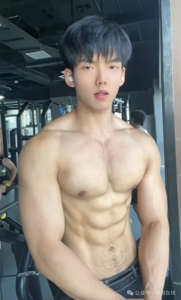 肌肉学弟不输体育生，弟弟这角度真胸到我了！