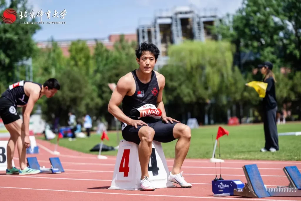 北体运动会现场，穿紧身裤发育太好太有看头啦！