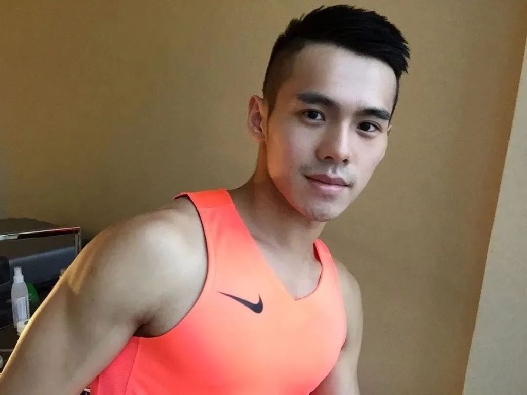 非常帅气的肌肉男护士
