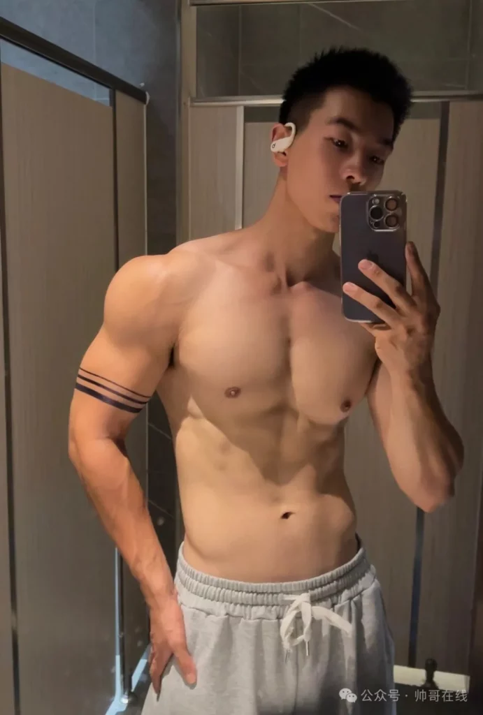 上进的黑皮帅哥，双开门大胸肌