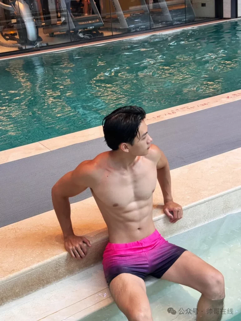 腹肌游泳体育生私教，童颜肌肉男菩萨也太有料了!