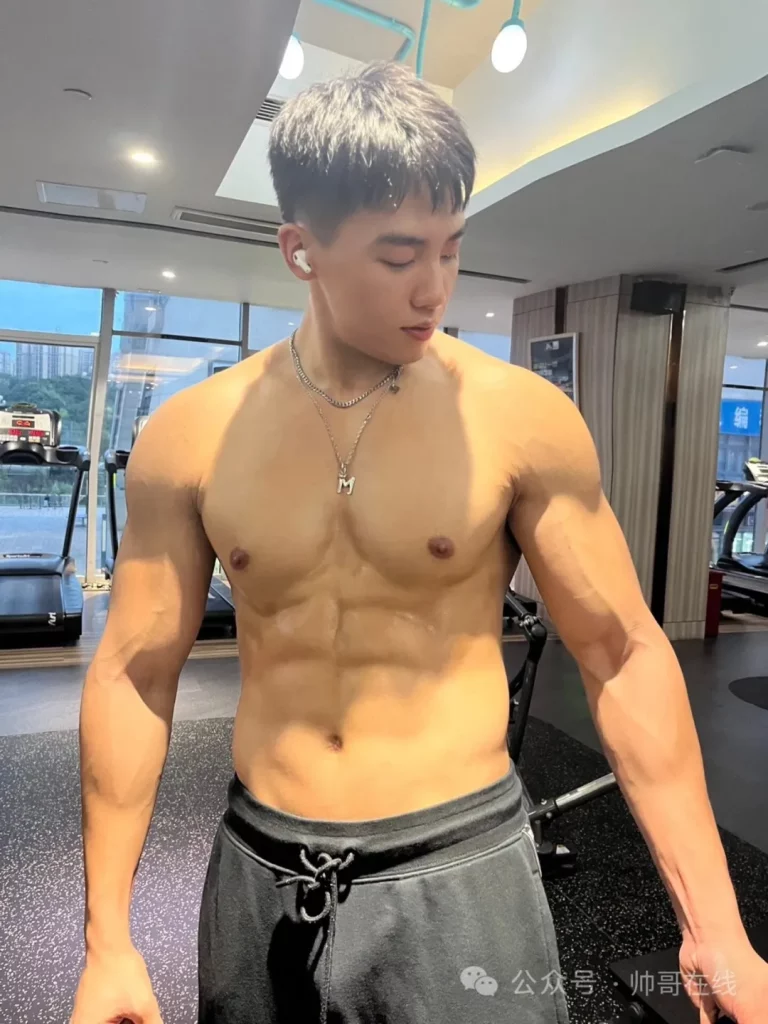 黑皮腹肌机车小伙竟是成都体院体育生，双开门翘 P 身材你顶得住吗？