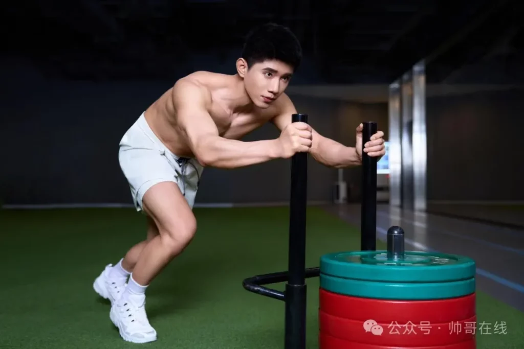 内娱新晋男菩萨赵仁杰拍拳击写真，寸头肌肉男友张力满了！