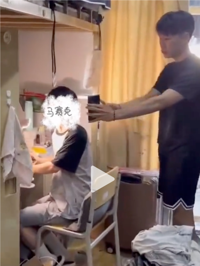 大连一男大半夜对着体育生舍友球服一顿输出，发推上被抓包了！