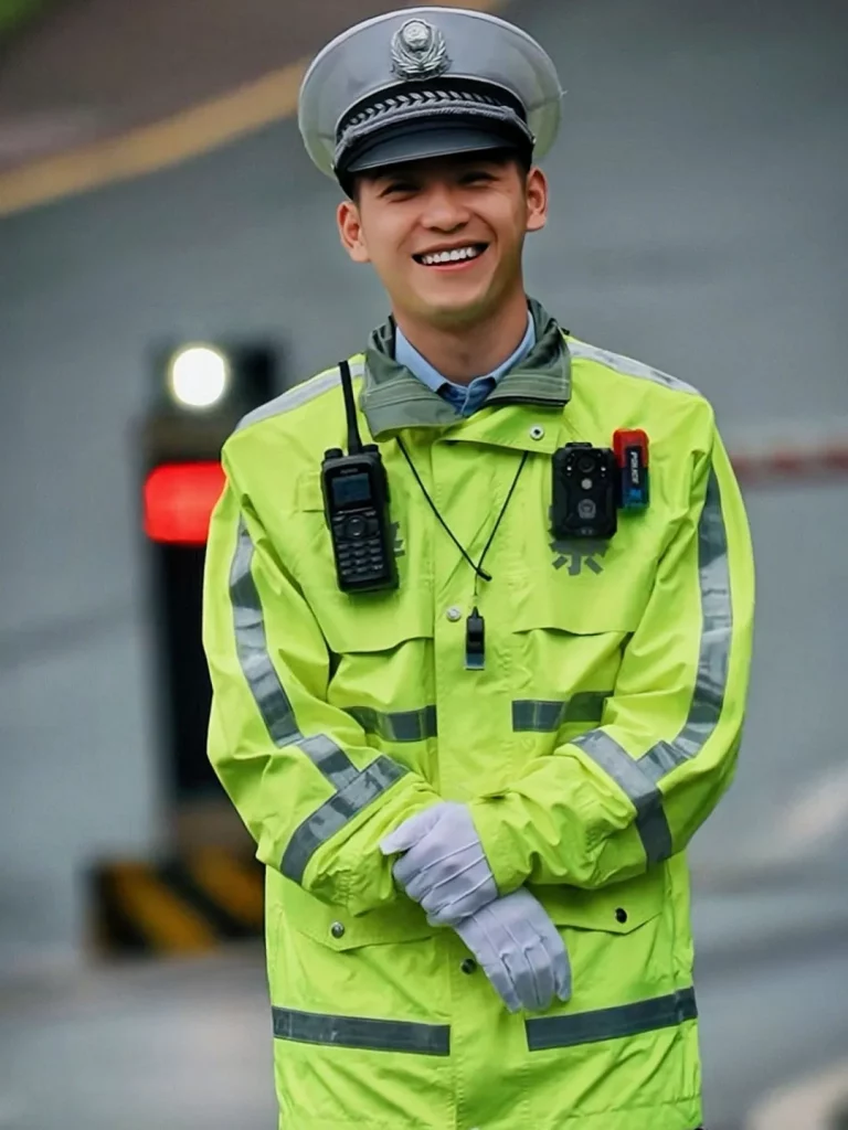 自贡这枚交警太帅火了！治愈系笑容配上大长腿谁不心动？