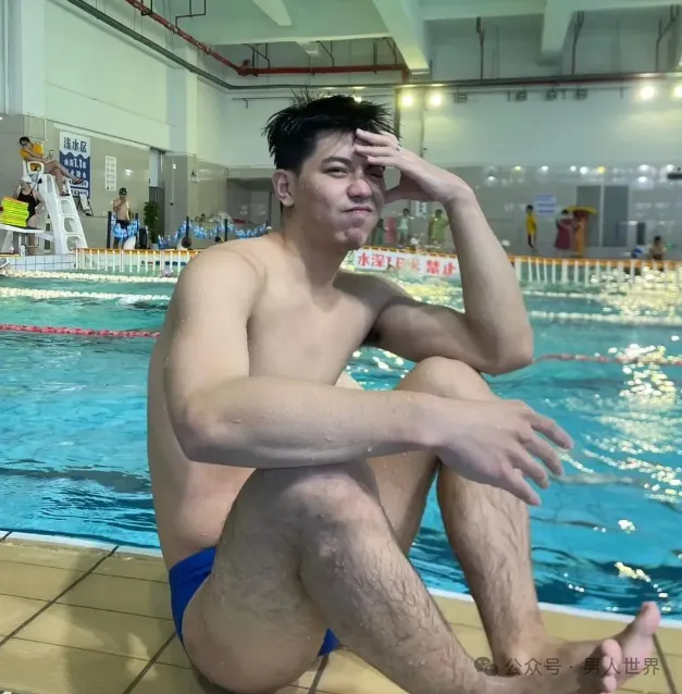 游泳健将，长腿男实力太强！