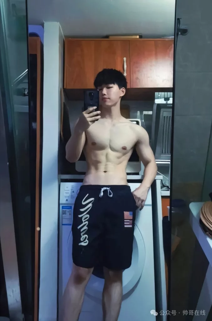 双胞胎白皮肌肉男大帅哥，两个薄肌运动男的双倍快乐谁懂啊?