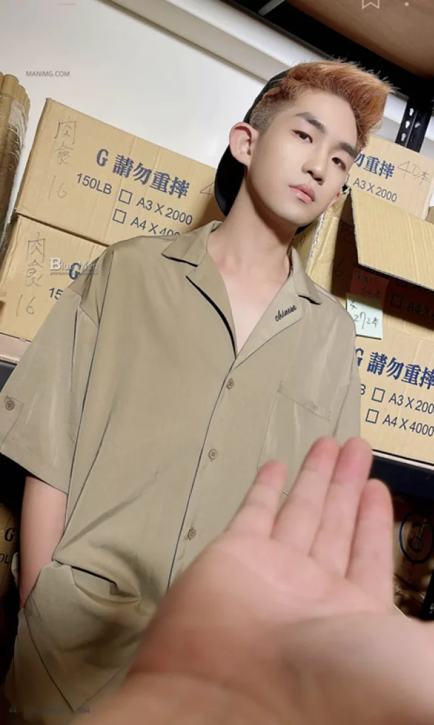 鲜肉男生的野外拍摄