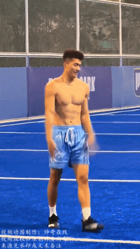 地铁抓拍 185CM 黑皮肌肉体育生，野生狼系帅哥长腿腹肌实力惊人！
