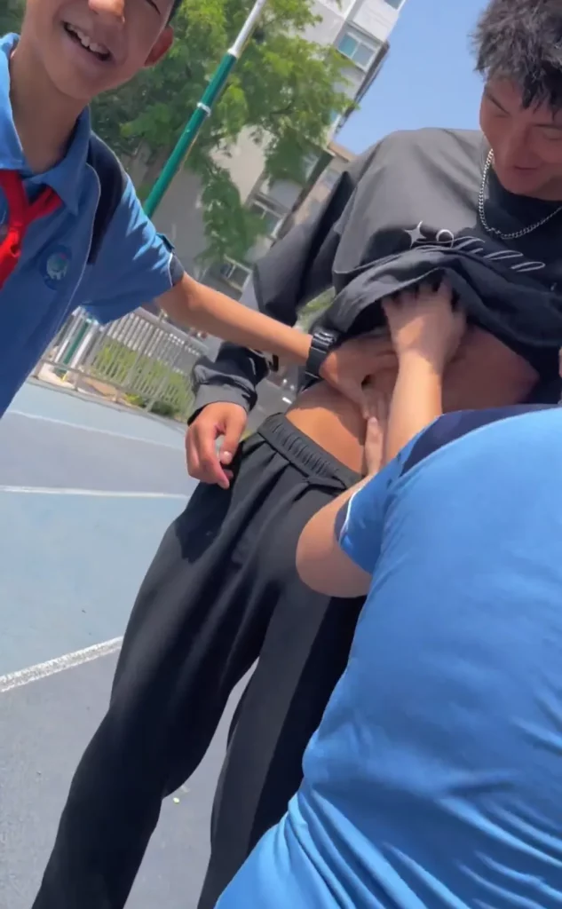 山西 190CM 体育生撩衣腹肌被摸，都爱长腿灰裤子！
