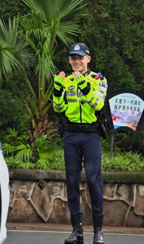 自贡这枚交警太帅火了!治愈系笑容配上大长腿谁不心动? 自贡这枚交警太帅火了!治愈系笑容配上大长腿谁不心动?