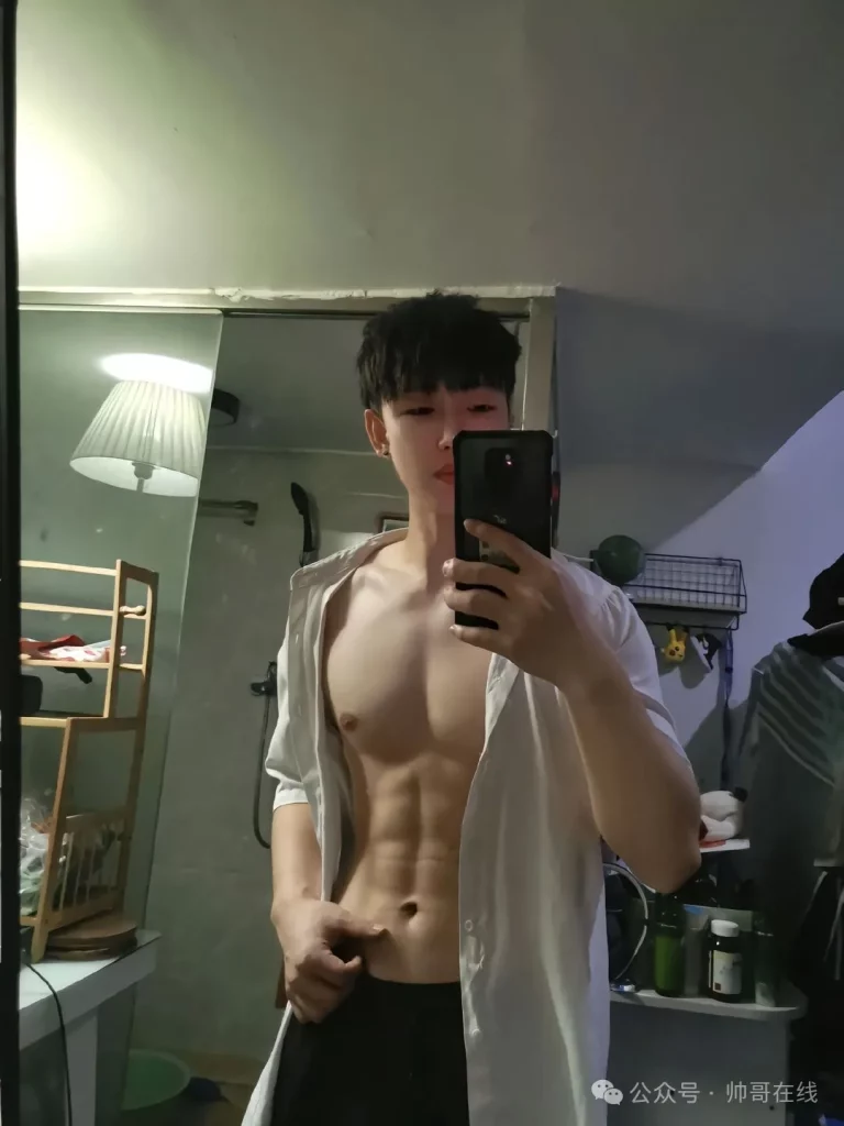 双胞胎白皮肌肉男大帅哥，两个薄肌运动男的双倍快乐谁懂啊?