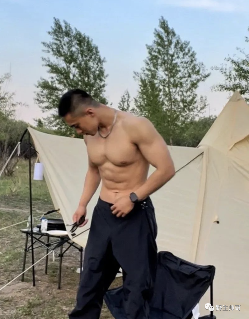 寸头爷们露营脱衣身材太顶了！东北男人果然大！