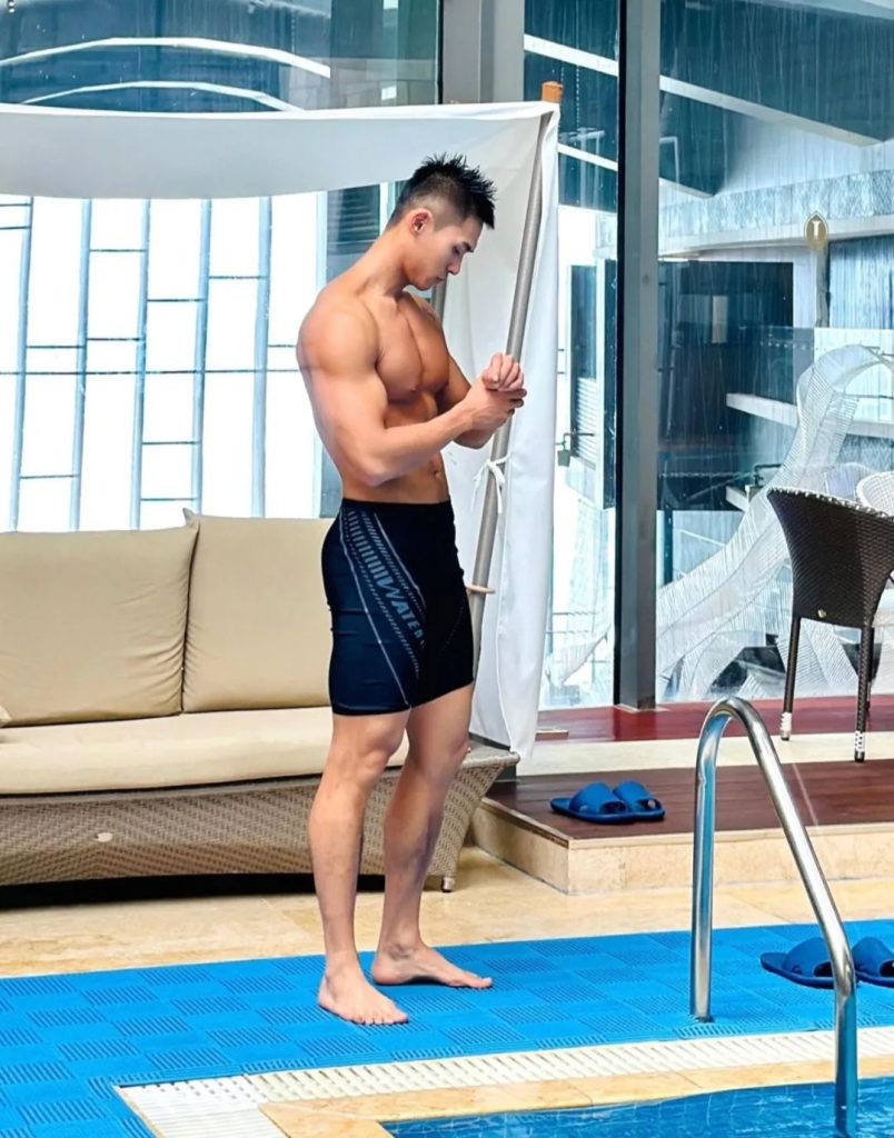 野生长腿男自拍垒的让人舔屏，穿什么都挡不住实力！