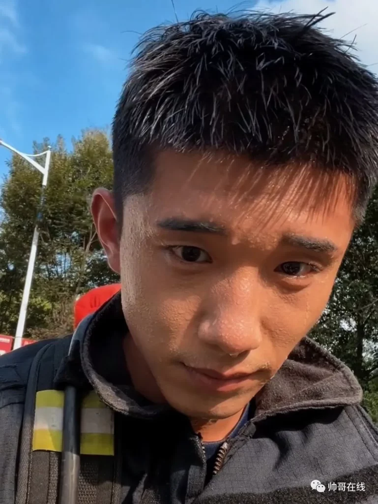 内娱新晋男菩萨赵仁杰拍拳击写真，寸头肌肉男友张力满了！