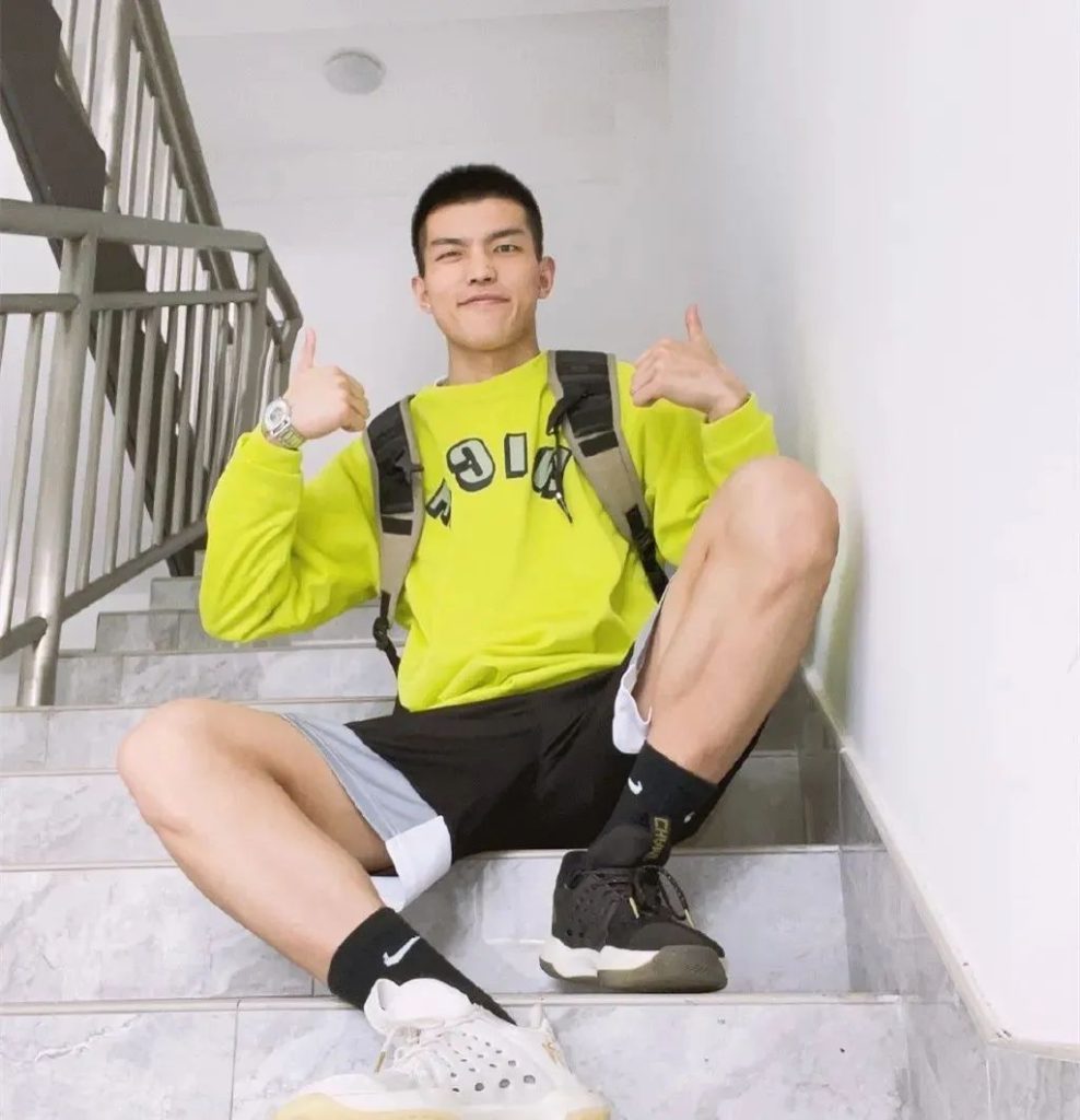 湖南寸头薄肌男大，又 man 又可爱！