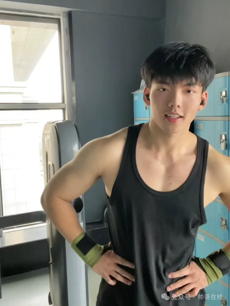 肌肉学弟不输体育生，弟弟这角度真胸到我了！