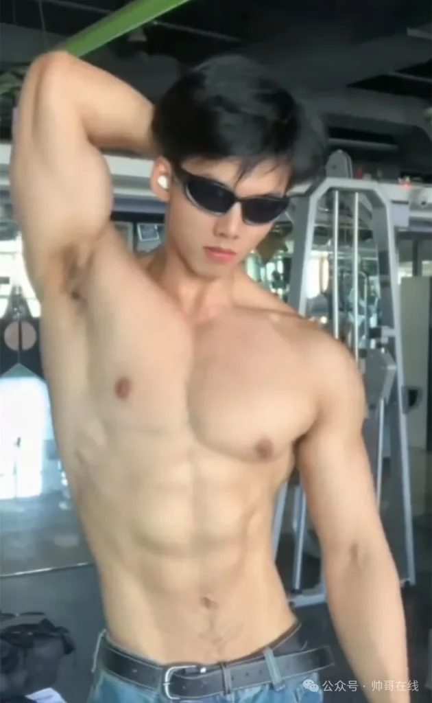 肌肉学弟不输体育生，弟弟这角度真胸到我了！