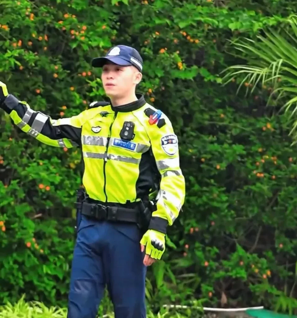自贡这枚交警太帅火了！治愈系笑容配上大长腿谁不心动？