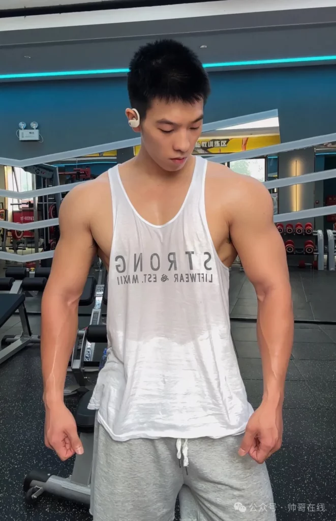 上进的黑皮帅哥，双开门大胸肌