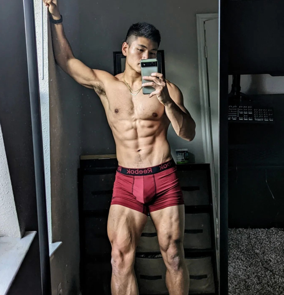 推上 33 万粉的超火网红肌肉小哥，穿灰裤子真实力！