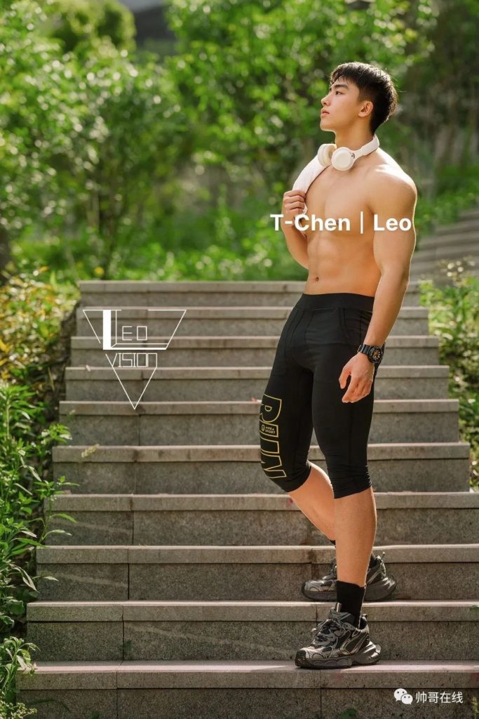 黑皮腹肌机车小伙竟是成都体院体育生，双开门翘 P 身材你顶得住吗？