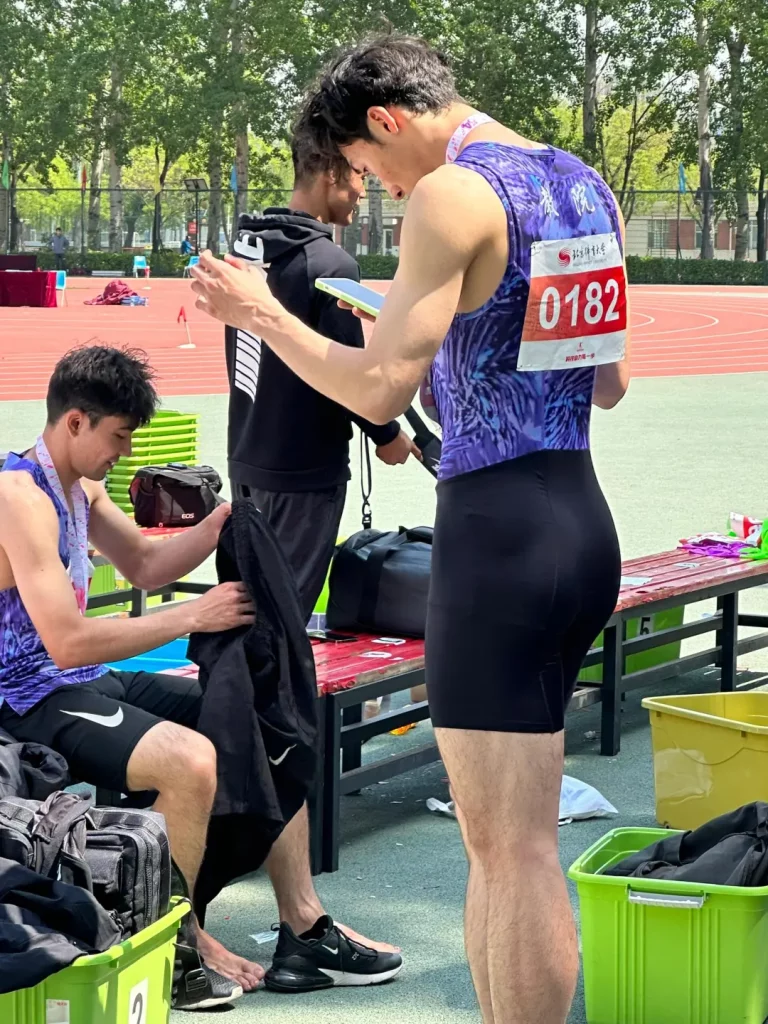 北体运动会现场长腿体育生紧身裤脱了，太有看头啦！