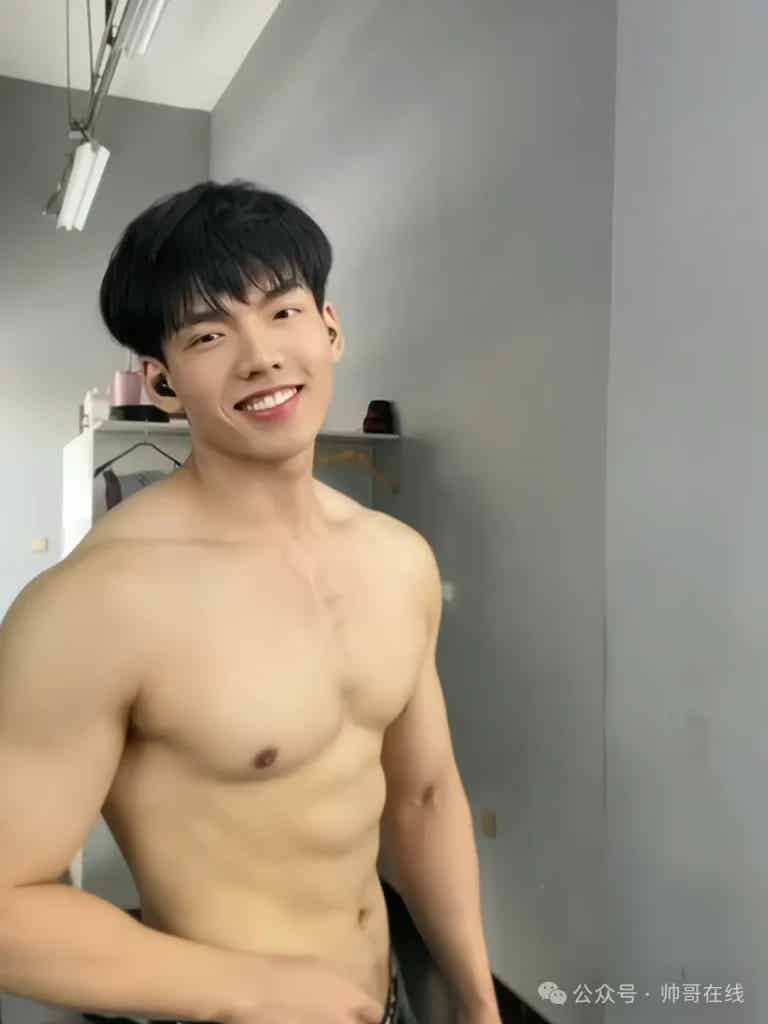 肌肉学弟不输体育生，弟弟这角度真胸到我了！