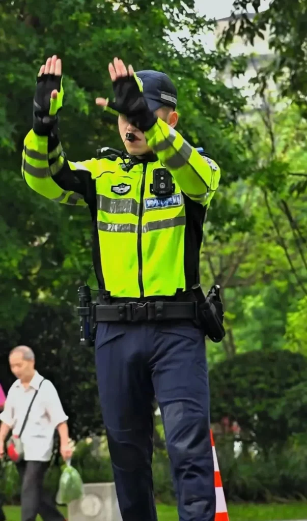 自贡这枚交警太帅火了！治愈系笑容配上大长腿谁不心动？