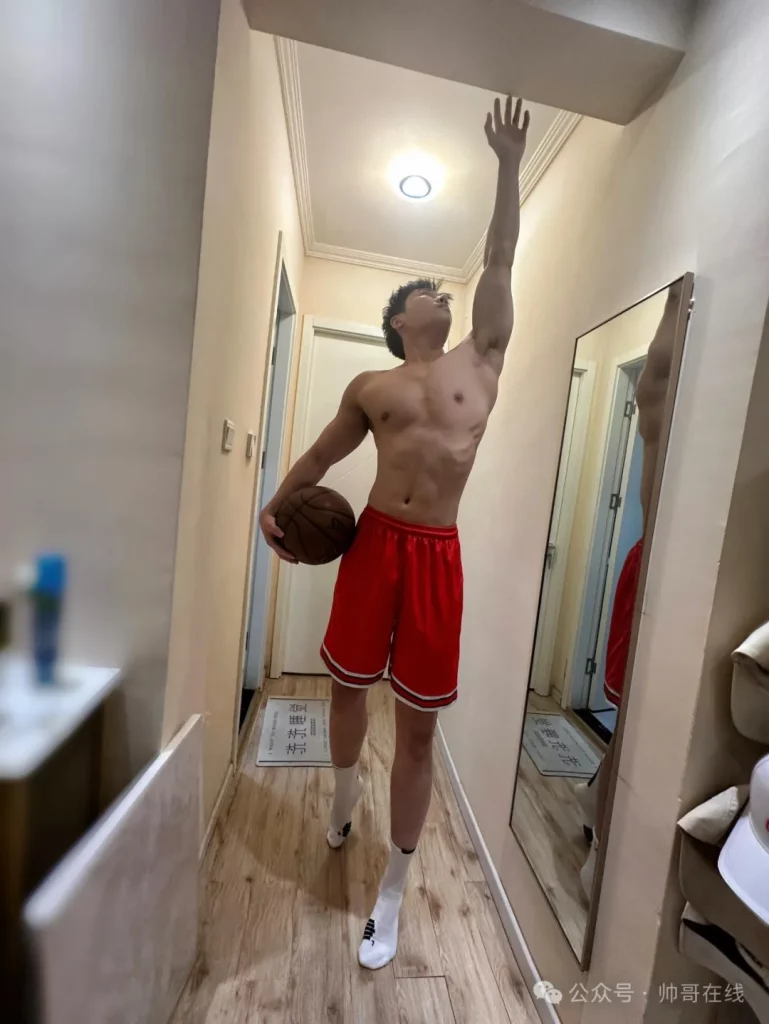 快乐加倍的 190CM 短发肌肉奶弟，太多人馋他的身子了！