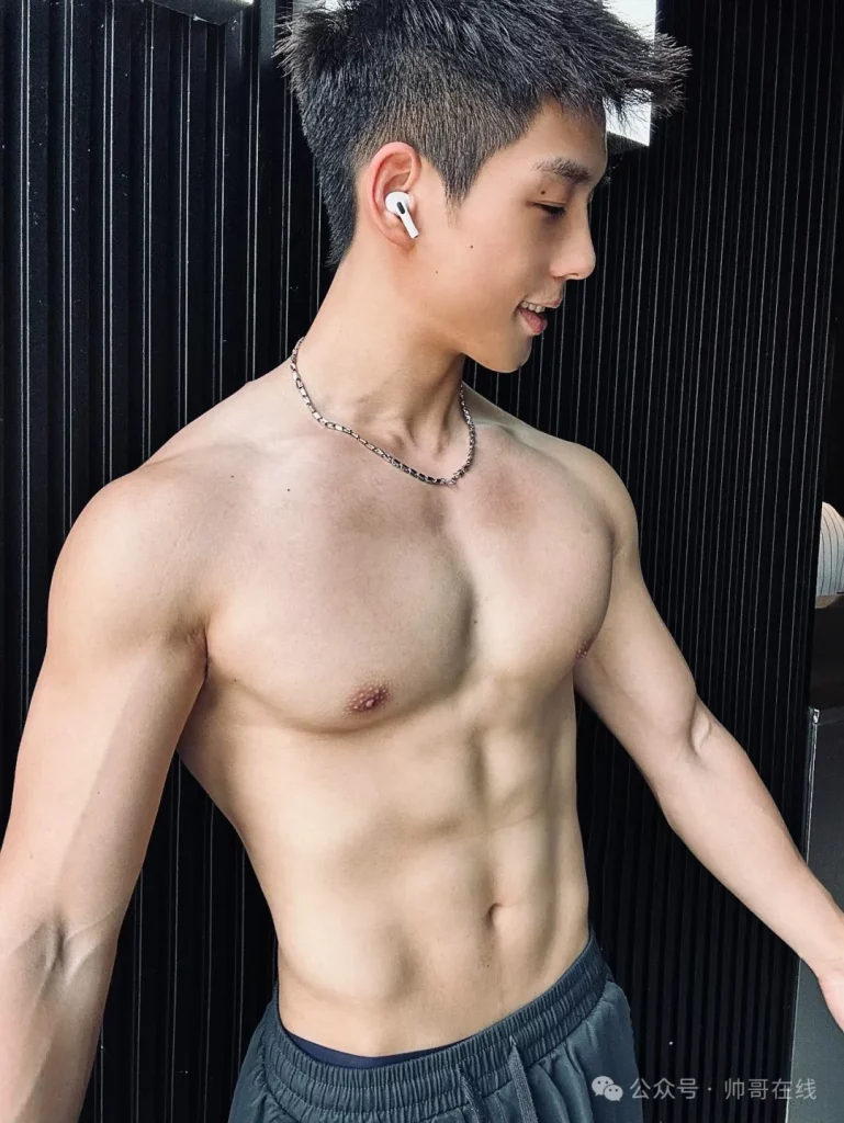 童颜暴肌健身私教，奶狼反差踩中了很多人的审美点上！