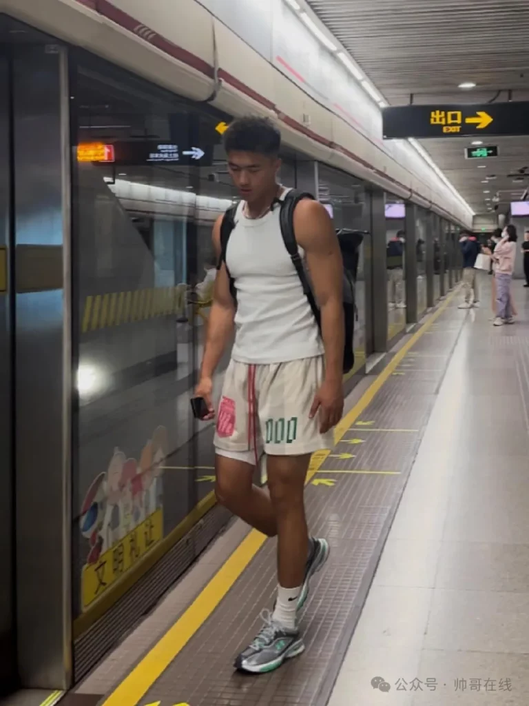 地铁抓拍 185CM 黑皮肌肉体育生，野生狼系帅哥长腿腹肌实力惊人！