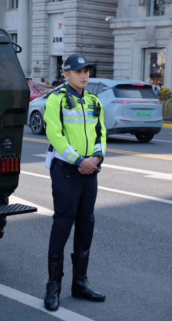 上海街头的大长腿特警一个比一个帅！高大威猛太可了！
