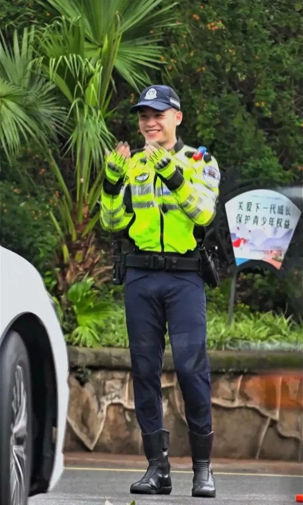 自贡这枚交警太帅火了！治愈系笑容配上大长腿谁不心动？