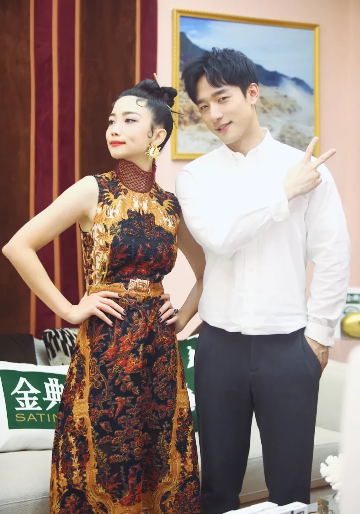 《歌手》里的隐藏大帅哥！他穿白裤子好好看啊啊啊！