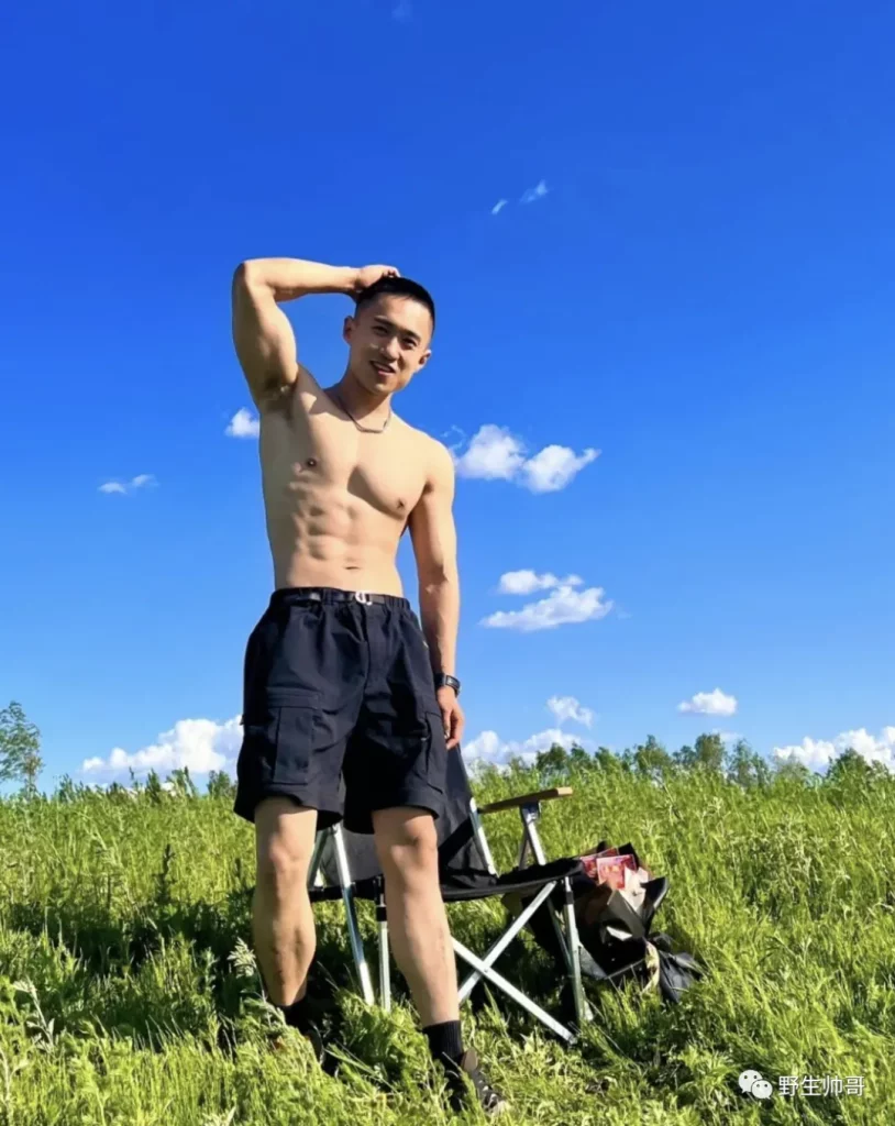 寸头爷们露营脱衣身材太顶了！东北男人果然大！
