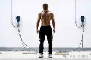 操场上的黑皮腹肌足球体育生，听说他们整个寝室都被摄影师拍了！-潮男潮北