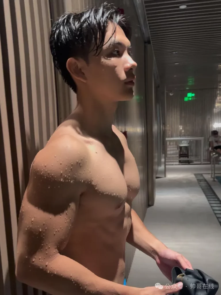 腹肌游泳体育生私教，童颜肌肉男菩萨也太有料了!