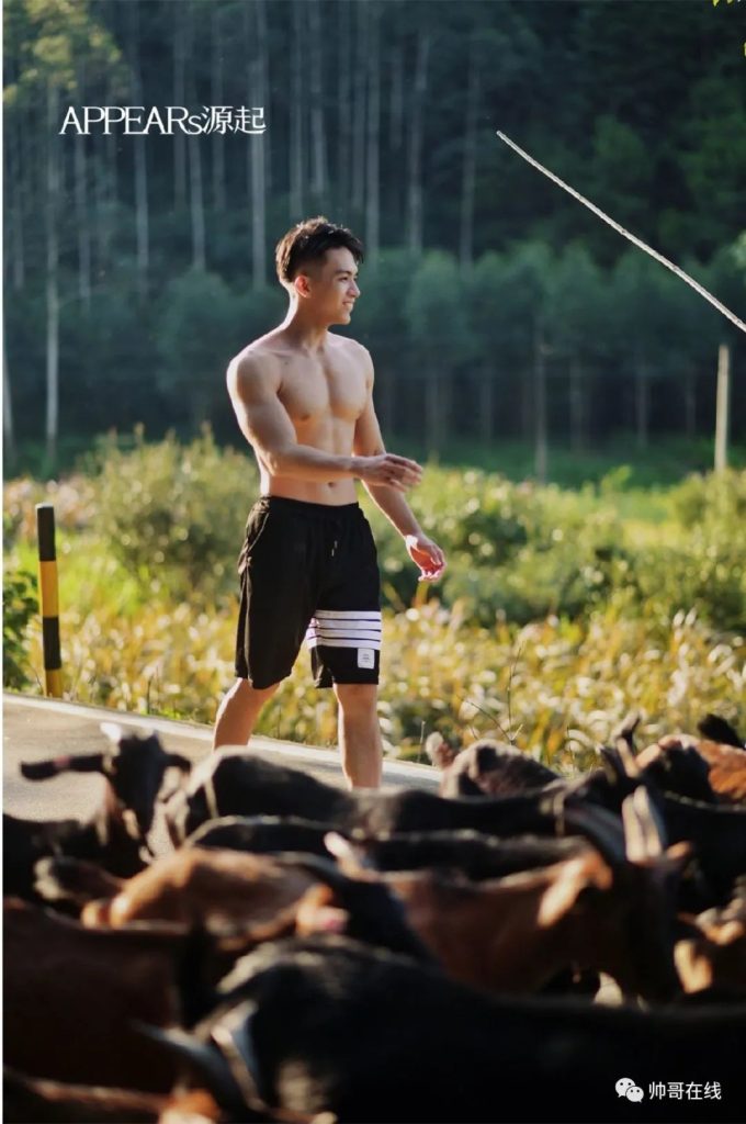腹肌游泳体育生私教，童颜肌肉男菩萨也太有料了!