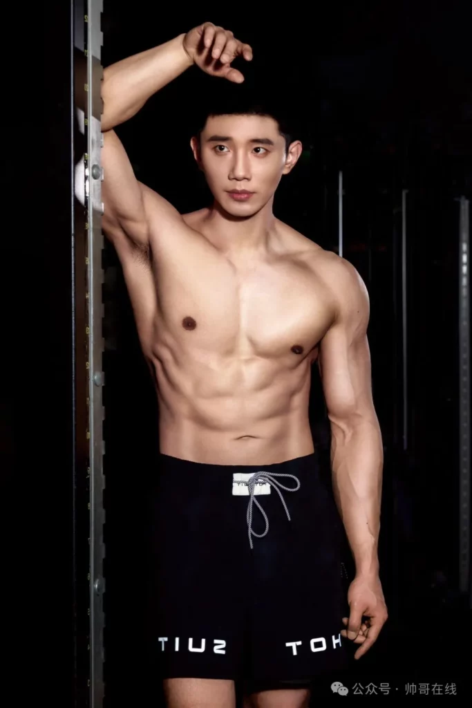内娱新晋男菩萨赵仁杰拍拳击写真，寸头肌肉男友张力满了！