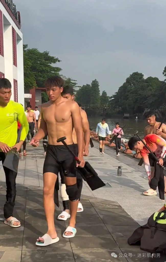 划龙舟穿紧身裤的运动男边走边脱？