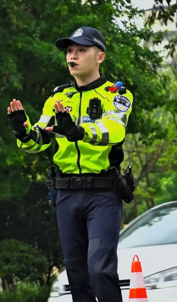 自贡这枚交警太帅火了！治愈系笑容配上大长腿谁不心动？