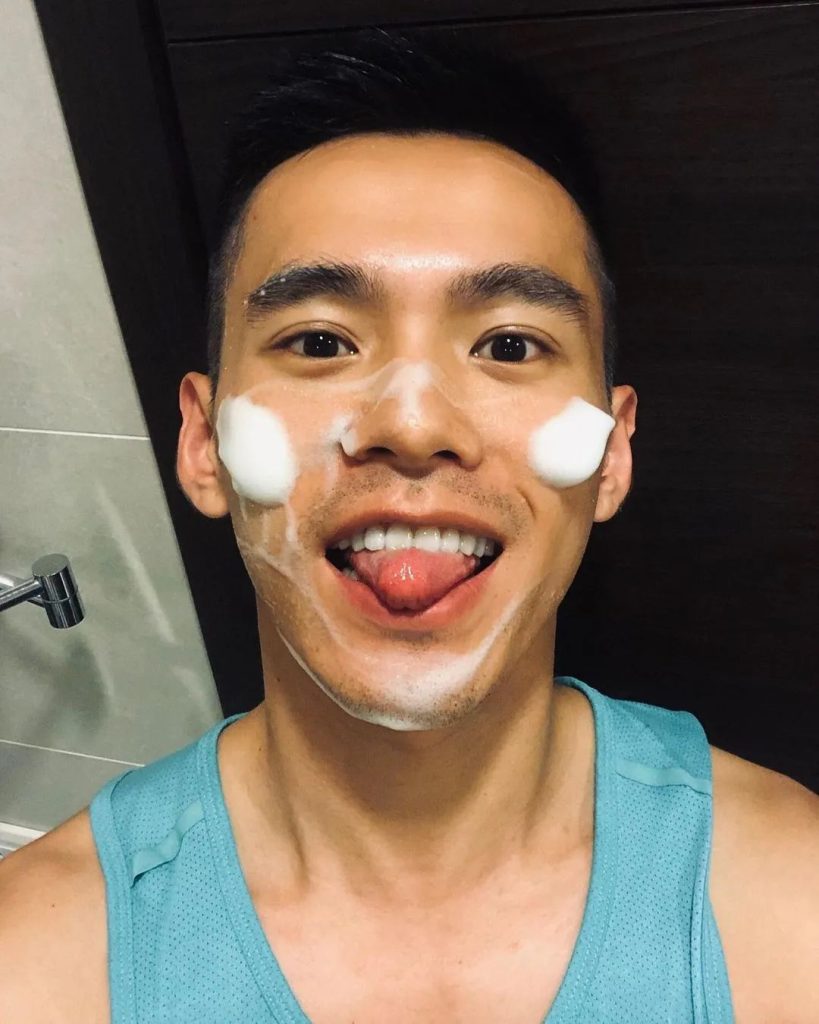 非常帅气的肌肉男护士